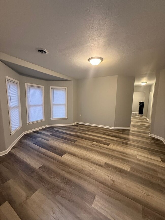 property at 406 S Oak St