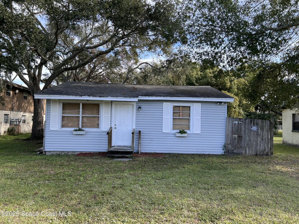 211 Bryan Ave in Titusville, FL - Building Photo