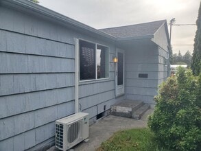 2156 Lombard St in North Bend, OR - Building Photo - Building Photo