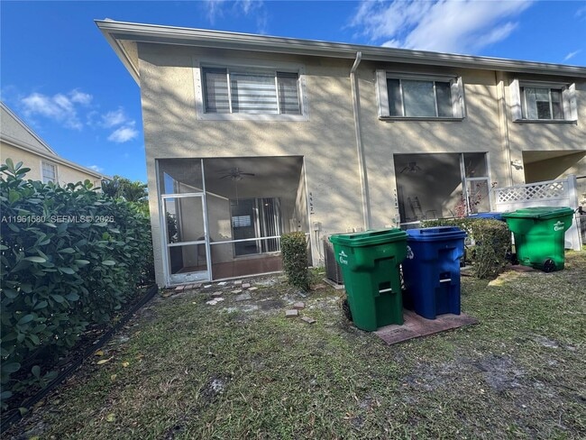 9962 NW 56th Pl in Coral Springs, FL - Building Photo - Building Photo