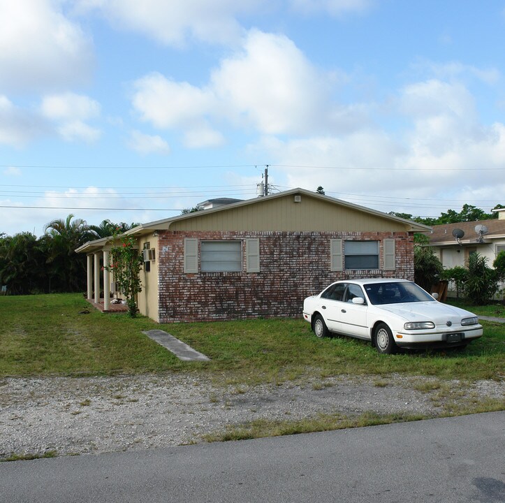 6150 SW 42nd Pl in Fort Lauderdale, FL - Foto de edificio