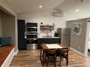 11420 Wales Dr in Redding, CA - Foto de edificio - Building Photo