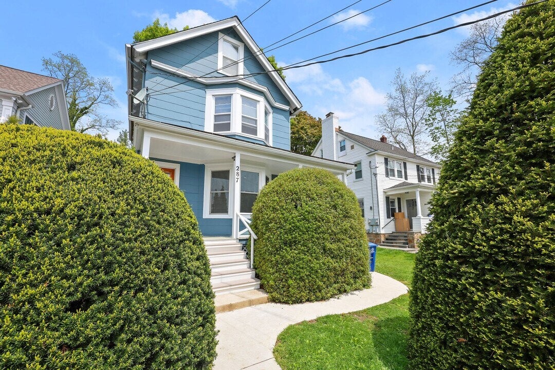 287 Bruce Park Ave in Greenwich, CT - Building Photo