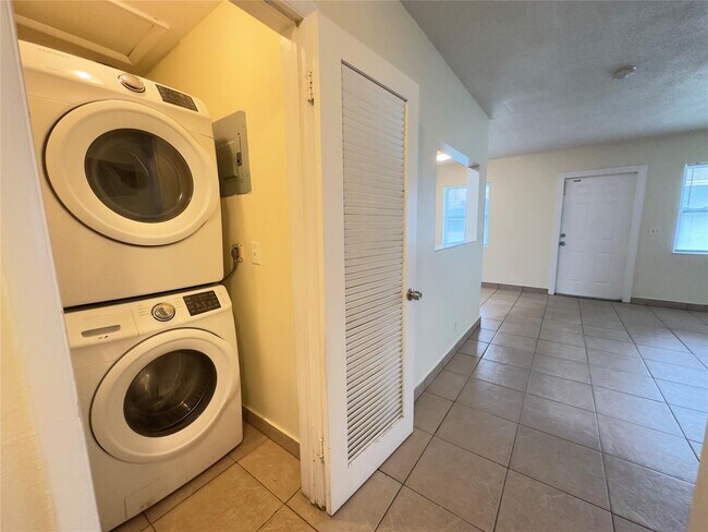 251 NE 40th St in Oakland Park, FL - Building Photo - Building Photo