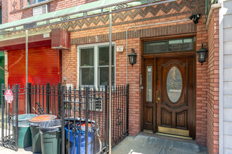 209 Woodpoint Road in Brooklyn, NY - Building Photo - Building Photo