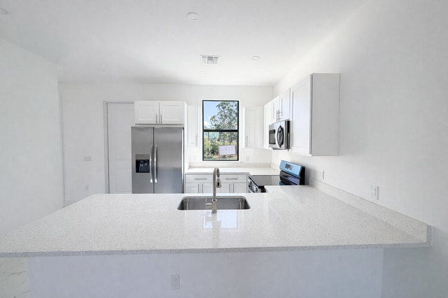 828 Holmes Ave in Lehigh Acres, FL - Building Photo - Building Photo