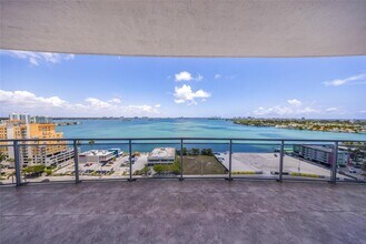 7901 Hispanola Ave in North Bay Village, FL - Foto de edificio - Building Photo