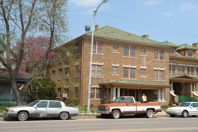 Bellaire Apartments in Wichita, KS - Building Photo - Building Photo