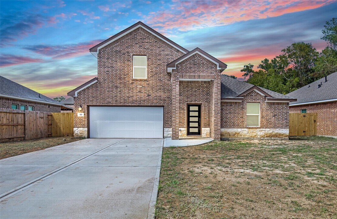 322 Carlos Leal Dr in Dayton, TX - Building Photo
