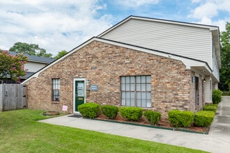 Oakridge Townhouses in North Charleston, SC - Foto de edificio - Building Photo