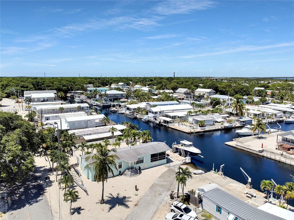 927 Tropical Ln in Key Largo, FL - Foto de edificio