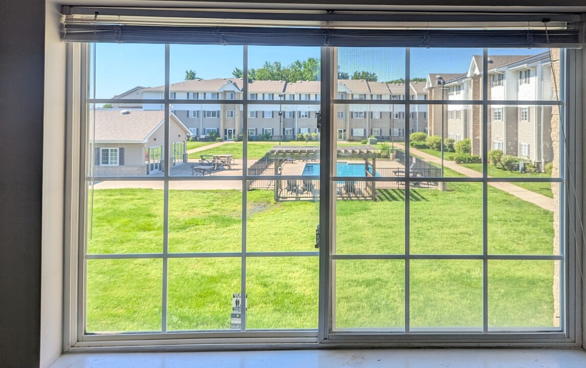 Crimson Villas in Pittsburg, KS - Building Photo