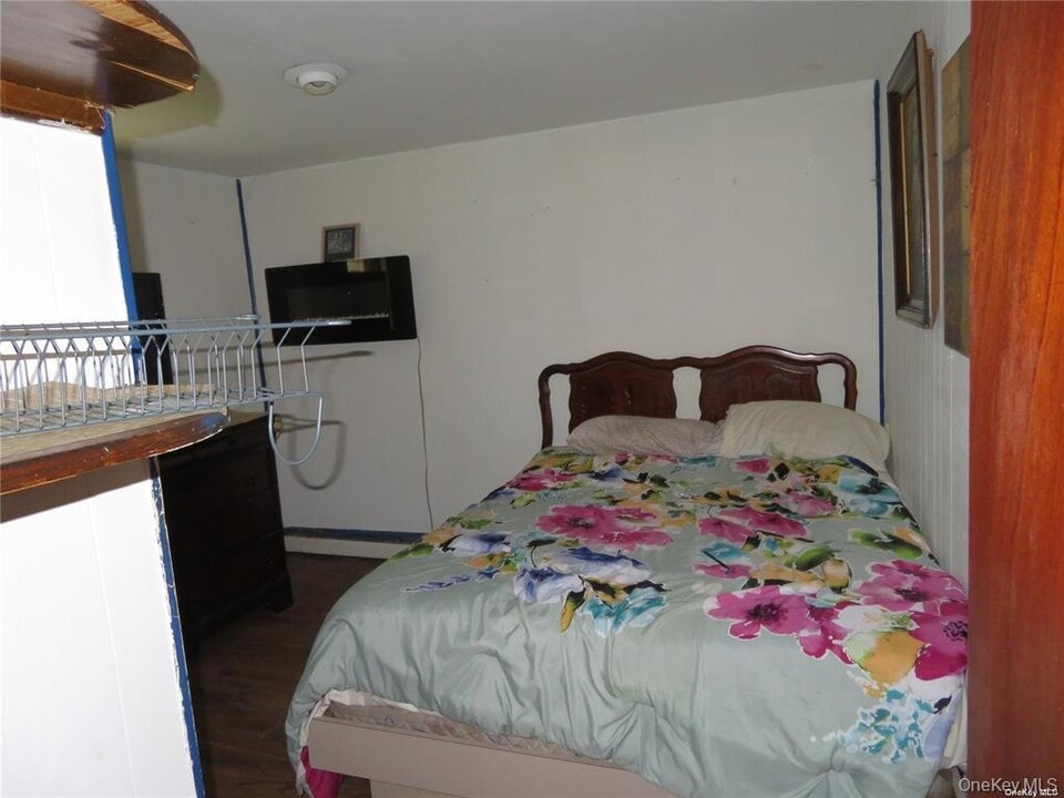1094 Nugent Ave in Bay Shore, NY - Building Photo