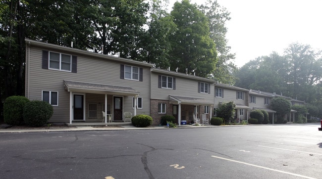 Creekwood Apartments in Garrettsville, OH - Building Photo - Building Photo