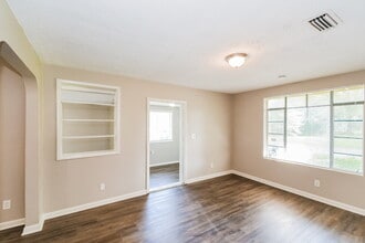 5204 Mays Dr in Jacksonville, FL - Building Photo - Building Photo