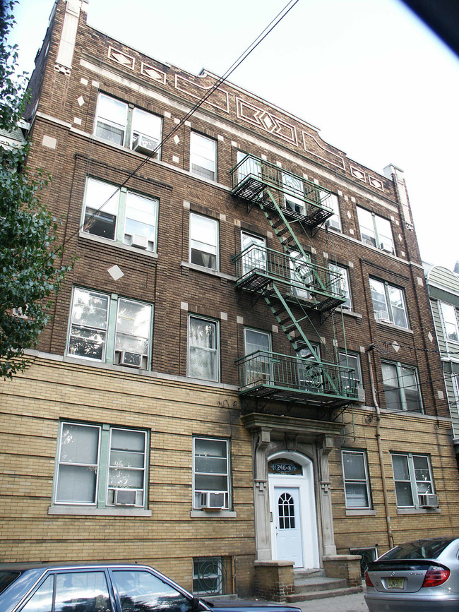 246 Van Buren St in Newark, NJ - Building Photo - Building Photo