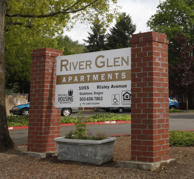 River Glen Apartments in Gladstone, OR - Building Photo - Building Photo