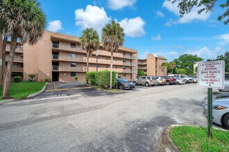 3100 N Pine Island Rd in Sunrise, FL - Foto de edificio - Building Photo