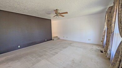 1841 NE Carole Ct in Hillsboro, OR - Building Photo - Building Photo