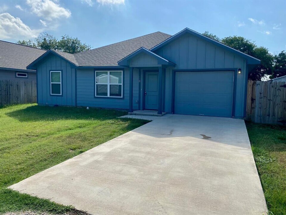 304 Pendergrass St in Smithville, TX - Building Photo