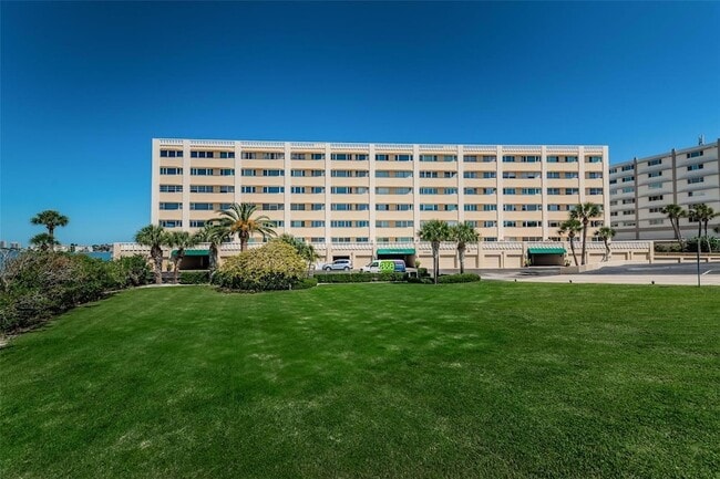 100 Bluff View Dr in Belleair Bluffs, FL - Foto de edificio - Building Photo