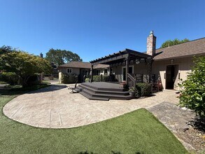 976 Slate Dr in Santa Rosa, CA - Building Photo - Building Photo