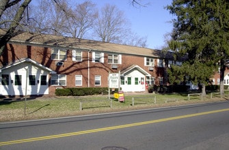 Renovated Apartment Available in Spotswood, NJ - Foto de edificio - Building Photo