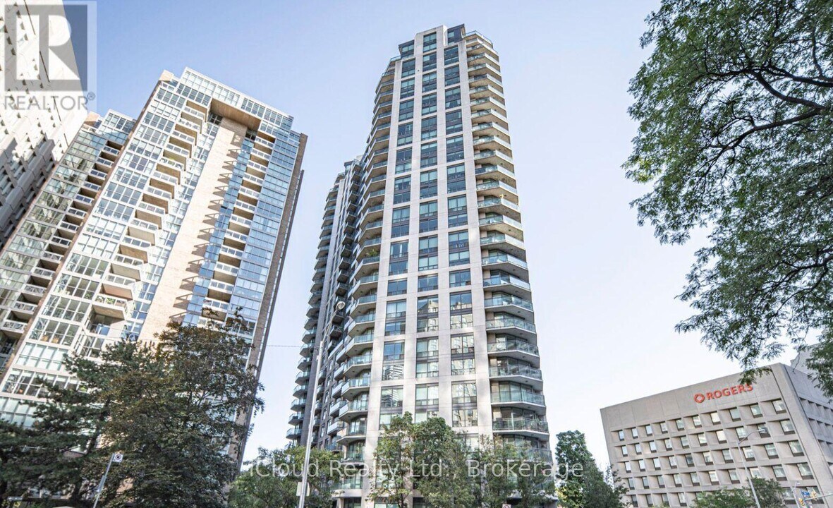 300 Bloor St E in Toronto, ON - Building Photo