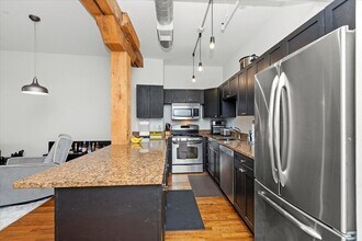 1735 W Diversey Pkwy, Unit 417 in Chicago, IL - Building Photo - Building Photo