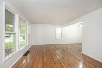 19400 Shakerwood Rd in Warrensville Heights, OH - Building Photo - Building Photo