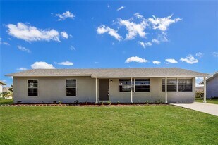 10745 Cocoatree Ct in Lehigh Acres, FL - Building Photo