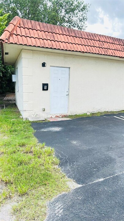 640 SW 9th Ct in Pompano Beach, FL - Building Photo