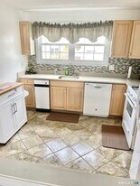 2390 State St in Hamden, CT - Building Photo