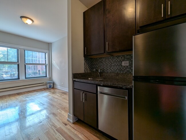 628 W Cornelia Ave, Unit 2e