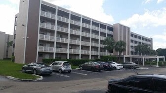 8720 Shadow Wood Blvd, Unit 205 in Coral Springs, FL - Building Photo