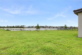 11096 Canopy Loop in Ft. Myers, FL - Foto de edificio - Building Photo