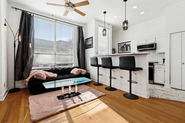 330 Julia St in New Orleans, LA - Foto de edificio - Building Photo