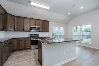 911 Acorn Trail Pl in Tomball, TX - Building Photo - Building Photo