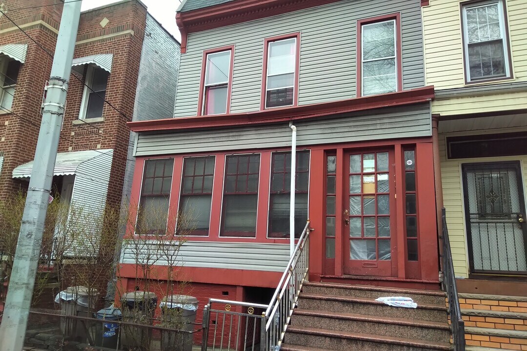 1326 Findlay Ave in Bronx, NY - Foto de edificio