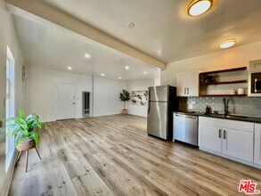 1217 N Virgil Ave in Los Angeles, CA - Building Photo - Building Photo