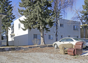 2720 Brentwood Blvd NW in Calgary, AB - Building Photo - Building Photo