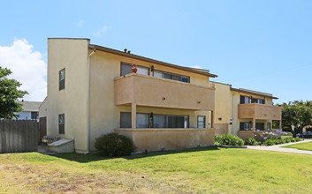 Barnes Manor in Oceanside, CA - Foto de edificio - Building Photo