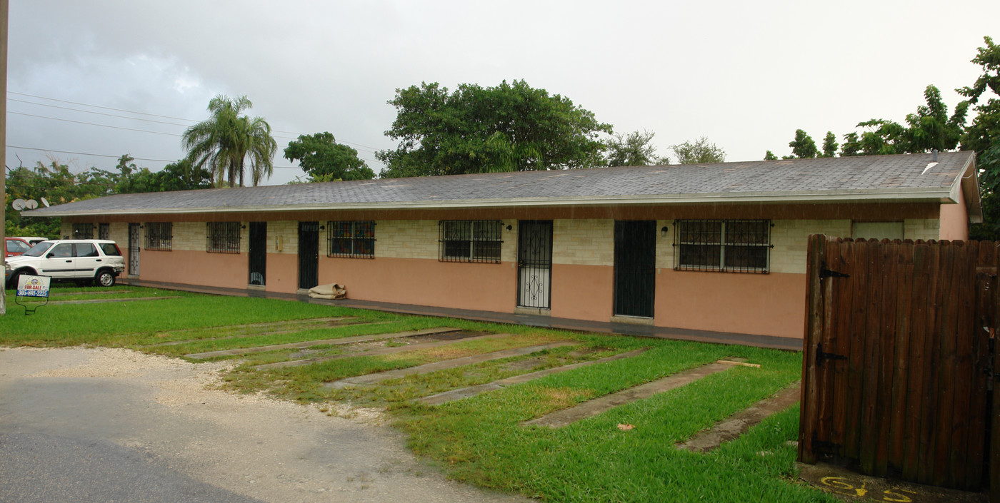 140 NW 77th St in Miami, FL - Foto de edificio