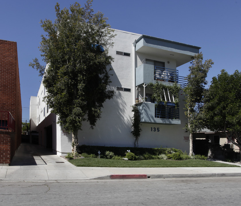 135 N Beachwood Dr in Burbank, CA - Foto de edificio