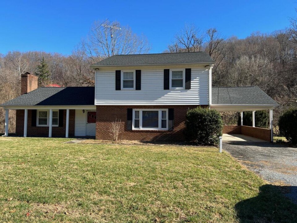 25368 Virgil H Goode Hwy in Boones Mill, VA - Building Photo