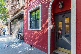 223 Sullivan St in New York, NY - Building Photo - Building Photo