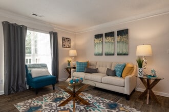 Deep River Pointe Apartments in High Point, NC - Foto de edificio - Interior Photo