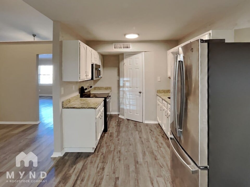 325 Hemlock Dr in Grand Prairie, TX - Foto de edificio