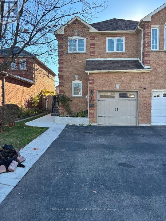 19 Piane Ave in Brampton, ON - Building Photo