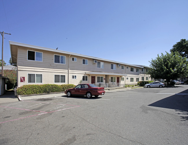 Village Oaks in Sacramento, CA - Building Photo - Building Photo